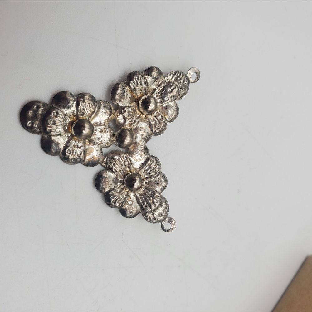 Silver toned Victorian flower trio necklace pendant
